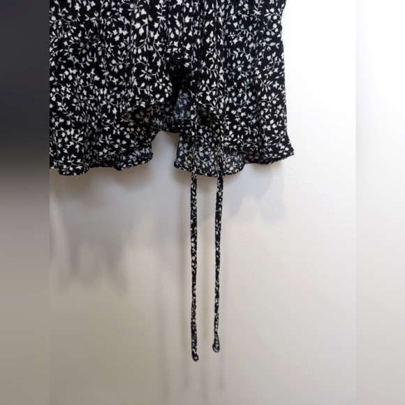 MINKPINK Black White Floral Mock Neck Bell Sleeve Ruffle Mini Dress Size Small - Picture 5 of 8